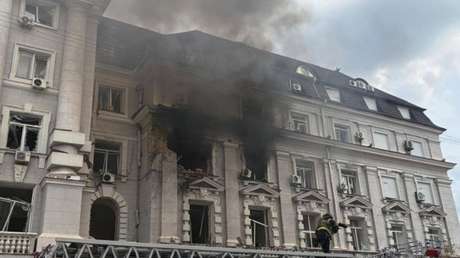 MOMENTO en que un dron impacta contra el edificio central del Servicio de Seguridad de Ucrania en Kiev