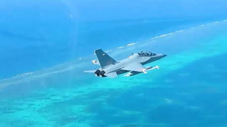 China despliega aviones para expulsar a un aliado de EE.UU. del territorio disputado