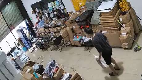 El momento en que un comerciante acepta con resignación la inundación de su tienda (VIDEO)