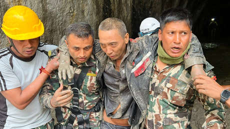 Rescatan con vida a un hombre, atrapado 10 días bajo tierra tras las catastróficas inundaciones en Nepal (VIDEO, FOTOS)