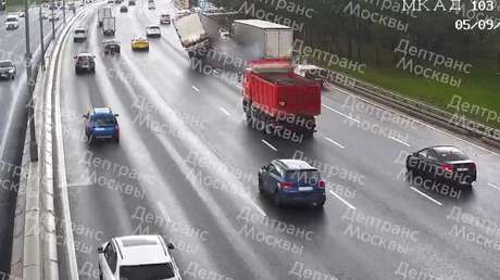 VIDEO: Coche queda atrapado entre dos camiones y desata un espectacular choque