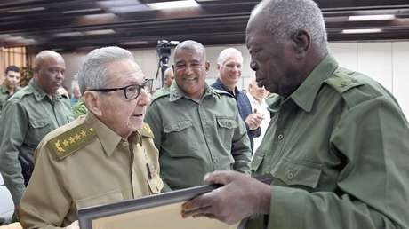 Díaz-Canel y Raúl Castro participan en el 65.° aniversario de la Dirección de Seguridad Personal
