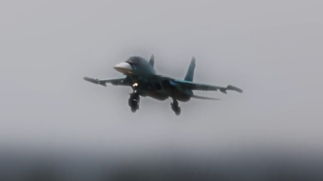 Impacto supersónico: Un caza ruso Su-34 arrasa un punto de despliegue ucraniano (VIDEO)
