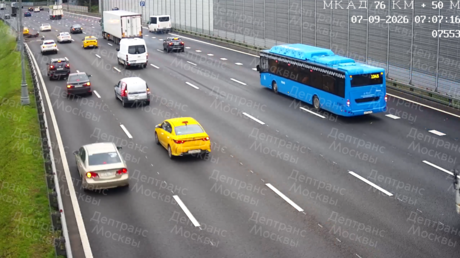 VIDEO FUERTE: Motociclista sale despedido en medio de un choque múltiple