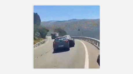 Se despista en la carretera y choca contra un Bugatti (VIDEO)