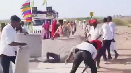 Peregrinación con comodidad: un hombre avanza 5 kilómetros rodando sobre colchonetas (VIDEO)
