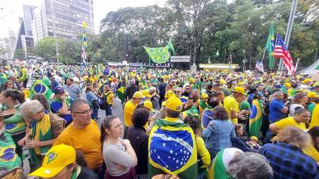 VIDEO: Manifestantes bolsonaristas exhiben inflable de Trump sosteniendo a un Lula prisionero