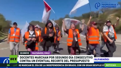 Docentes marchan por segundo día consecutivo contra recortes de presupuesto en Chile