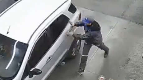 VIDEO: Carga combustible, se va sin pagar y queda grabado por cámaras