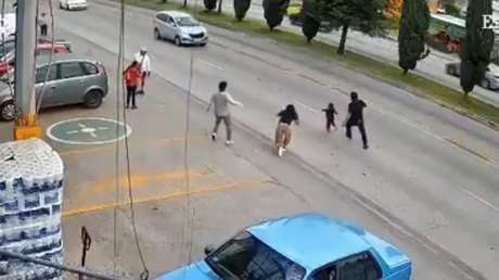 Héroe ignorado: obrero salva a una niña de morir y los padres ni las gracias le dan (VIDEO)