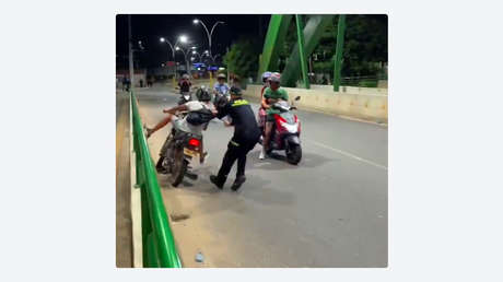 VIDEO: Policía le arranca la mochila a un motociclista que huía y descubre lo que llevaba