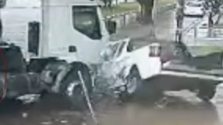 Camión reduce a chatarra auto y casa con brutal embestida (VIDEO)