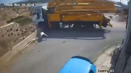 VIDEO: Escapa de la muerte saltando de su camión en el último segundo