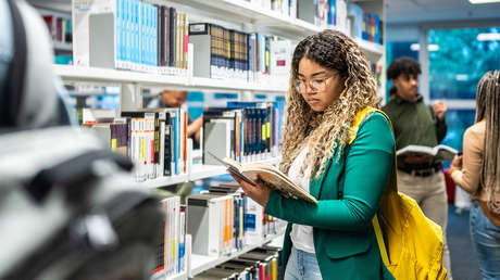 Pantallas y lectura rota: solo 2 % de alumnos en este país europeo entiende textos complejos