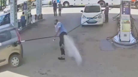 Un auto arranca en una gasolinera con la manguera conectada y pasa esto (VIDEO)