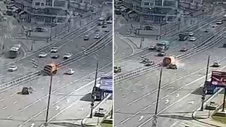 Fatal colisión: un auto se estrella contra un camión en Moscú (VIDEO)