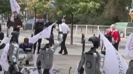 VIDEO: Robots salen a protestar contra la IA