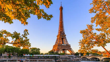 Visita de un grupo hindú a la Torre Eiffel causa polémica en París