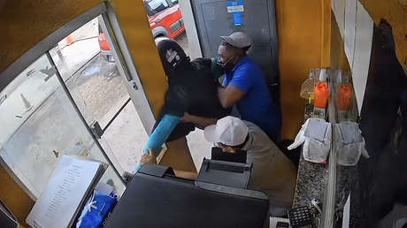 VIDEO: Ladrón se distrae durante un robo armado y los empleados no desaprovechan la oportunidad