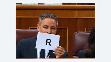 VIDEO: Opositor muestra a Sánchez las letras de "traidor" durante su intervención en el Congreso