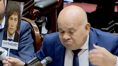 Excombatiente de Malvinas saca un cartel con la cara de Milei y la frase: "I love Margaret"