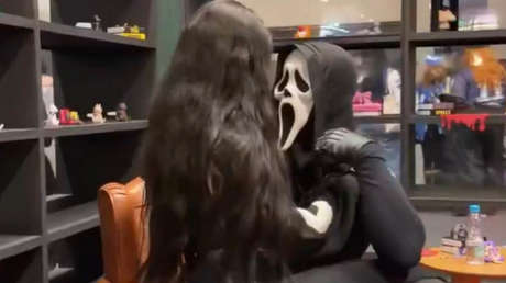 VIDEO: Enmascarado besa a jóvenes y desata polémica en un evento literario