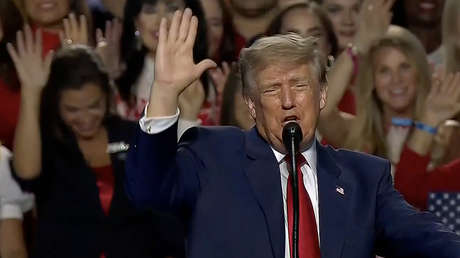 Trump coordina juramento con sus votantes al estilo 'predicador evangélico' (VIDEO)