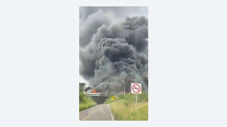 POTENTE incendio tras vuelco de un camión cisterna en México