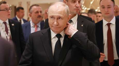 VIDEO: Modi 'acerca' a Putin para la foto del BRICS con un tirón que sorprende