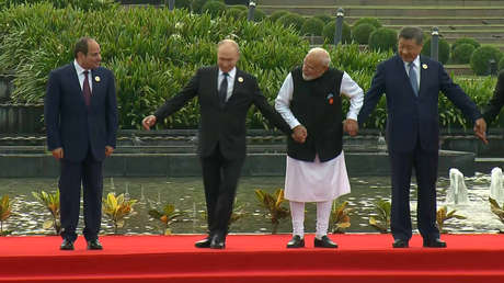 VIDEO: Modi 'acerca' a Putin para la foto del BRICS con un tirón que sorprende
