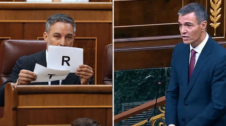 VIDEO: Opositor muestra a Sánchez las letras de "traidor" durante su intervención en el Congreso