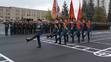 Rusia reactiva su escuela de tanquistas: un desfile que marca el regreso de una tradición soviética (VIDEO)