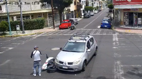 GTA en la vida real: pelea en México termina con una moto embestida y un auto abollado (VIDEO)