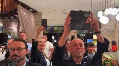 VIDEO: Tripulantes de Air France graban a Putin con sonrisas y huyen al ver a periodista ruso