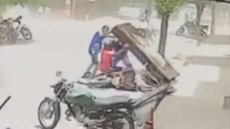 VIDEO IMPACTANTE: Un cartel cae sobre un motociclista y el esto le salva la vida