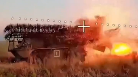 Impacto directo: drones de ataque rusos aniquilan blindados ucranianos (VIDEO)
