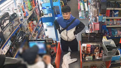 VIDEO: Es grabado sonriendo mientras compraba el cuchillo con el que asesinaría a un joven horas después