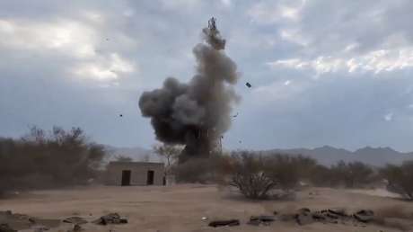 ESPANTOSO MOMENTO en que una bomba saudita explota a metros de reporteros