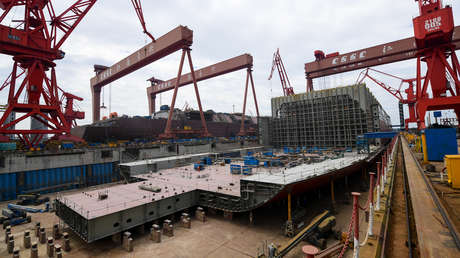 Enorme buque que China construye en secreto podría ser el primero del mundo en su clase