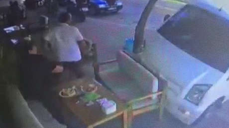 VIDEO: Un vehículo fuera de control arrasa una cafetería y dos clientes se salvan de milagro