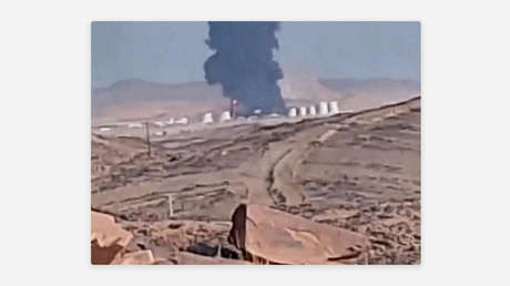 Enormes columnas de humo envuelven una planta saudí tras un supuesto ataque hutí (VIDEO)