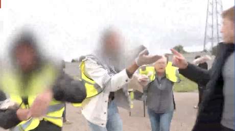 VIDEO: Inmigrantes atacan y expulsan a patadas a un periodista mientras reportaba desde un campamento en Europa