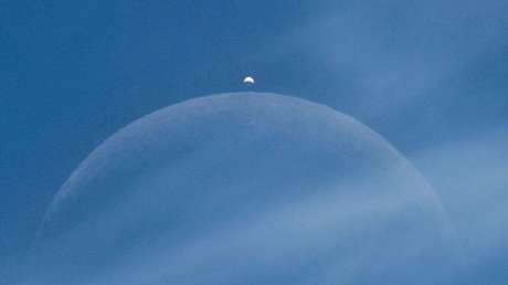 IMPACTANTE IMAGEN muestra cómo la Luna 'esconde' a Venus a plena luz del día