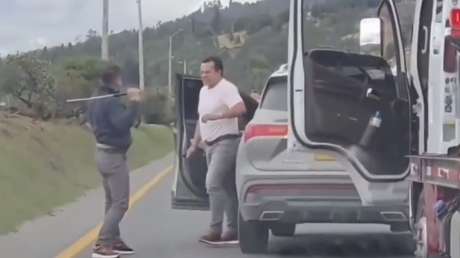 Amenazas con varilla y machete: discusión en plena vía termina a golpes (VIDEO)