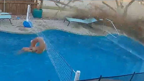 VIDEO: Auto descontrolado destroza un patio y casi arrolla a tres niños en una piscina
