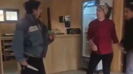 VIDEO: Exjefe comunal saca un cuchillo en plena pelea con su sucesor en Argentina