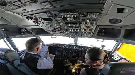 Vuelo real: pareja de monarcas pilota un avión en un VIDEO DESDE LA CABINA