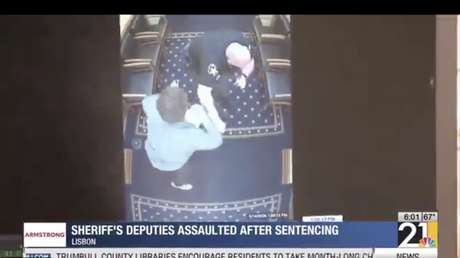 Como en una película: se libera de sus esposas, se enfrenta a dos oficiales e intenta huir tras ser sentenciado (VIDEO)