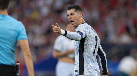VIDEO: Le cantan por Messi y Cristiano Ronaldo responde con un gesto obsceno