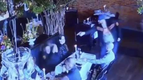 ATERRADOR VIDEO: Hombre intenta dispararle a su exesposa en pleno restaurante